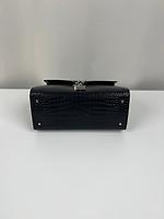Sac Cassandra Saint Laurent en cuir noir embossé - Photo 8