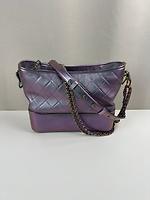 Chanel Gabrielle en cuir violet irisé de taille moyenne - Photo 4