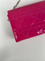 WOC petite chaine Dior en cuir verni rose - Photo 8