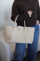 Sac cabas Chanel en cuir caviar grainé beige - Photo 2