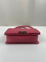 Sac Chanel Boy taille moyen cuir rose chevrons - Photo 6