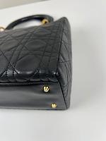 Sac à main Lady Dior medium cuir noir vintage - Photo 10