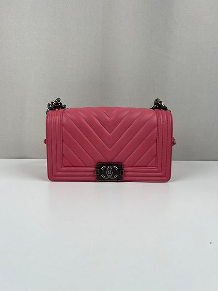 Sac Chanel Boy taille moyen cuir rose chevrons