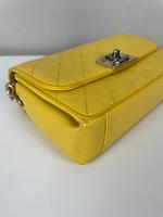 Sac Chanel bandoulière cuir jaune finitions dorées - Photo 10