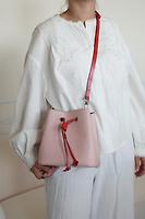 Sac Louis Vuitton Neo Noe cuir épi rose - Photo 3
