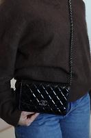 Sac bandoulière Chanel WOC en cuir verni noir - Photo 3