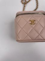 Sac bandoulière Chanel mini vanity cuir rose - Photo 10