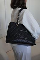 Sac cabas Chanel en cuir grainé noir - Photo 2