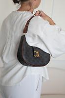 Sac Céline Ava Toile Triomphe porté épaule - Photo 2