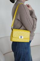 Sac Chanel bandoulière cuir jaune finitions dorées - Photo 3