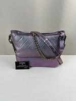 Chanel Gabrielle en cuir violet irisé de taille moyenne - Photo 3
