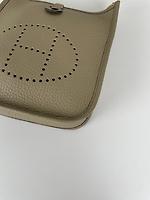 Sac Hermès Mini Evelyne TPM 16 en cuir beige marfa - Photo 10