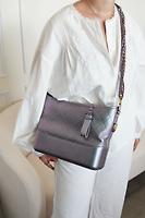 Chanel Gabrielle en cuir violet irisé de taille moyenne - Photo 2