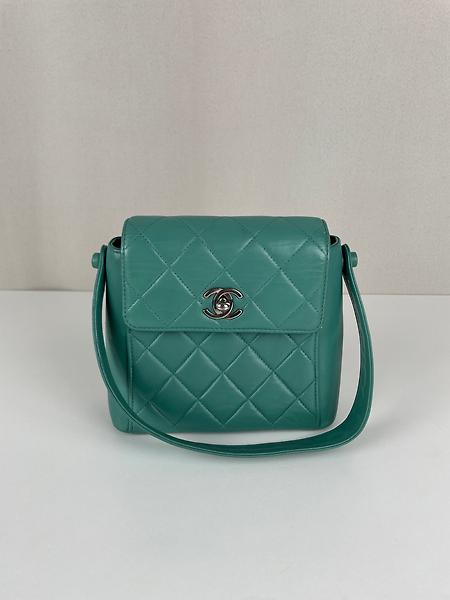 Petit sac Chanel en cuir vert
