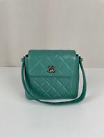 Petit sac Chanel en cuir vert - Photo 1