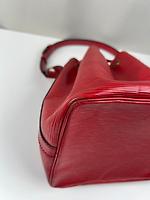 Sac épaule Noé PM Louis Vuitton en cuir épi rouge - Photo 9