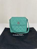 Petit sac Chanel en cuir vert - Photo 3