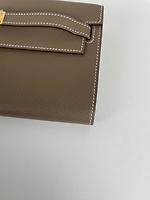 Kelly to go en cuir Epsom étoupe - Photo 10