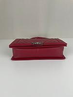 Chanel Boy grand modèle en cuir chevron rouge - Photo 7