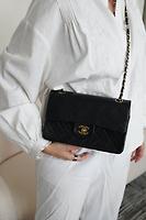 Sac bandoulière Chanel Timeless Vintage small en cuir noir - Photo 2