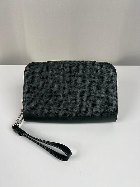 Pochette Louis Vuitton en cuir Taïga vert