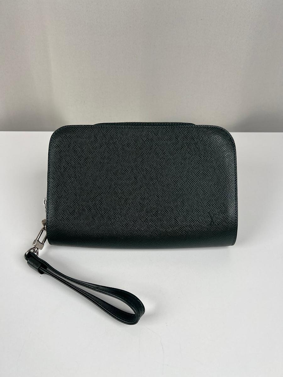 Pochette Louis Vuitton en cuir Taïga vert