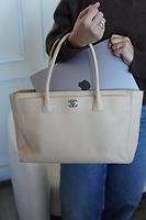 Sac cabas Chanel en cuir caviar grainé beige - Photo 4