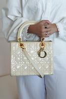 Sac Lady Dior taille medium cuir verni beige vintage - Photo 2