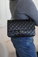 Sac à main Chanel 2.55 Jumbo en cuir noir - Photo 3