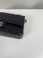 Sac bandoulière Chanel Timeless 25 medium en cuir noir - Photo 10