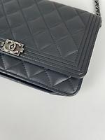 Sac Chanel Boy WOC en cuir noir - Photo 10