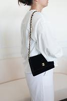 Chanel Petit Modèle Vintage en velours noir - Photo 2