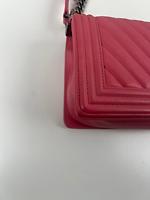 Sac Chanel Boy taille moyen cuir rose chevrons - Photo 10