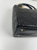 Sac à main Lady Dior medium cuir noir vintage - Photo 9