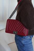 Chanel Boy grand modèle en cuir chevron rouge - Photo 3