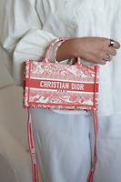 Mini sac Dior Book Tote en tissu rose orange motif Toile de Jouy - Photo 2