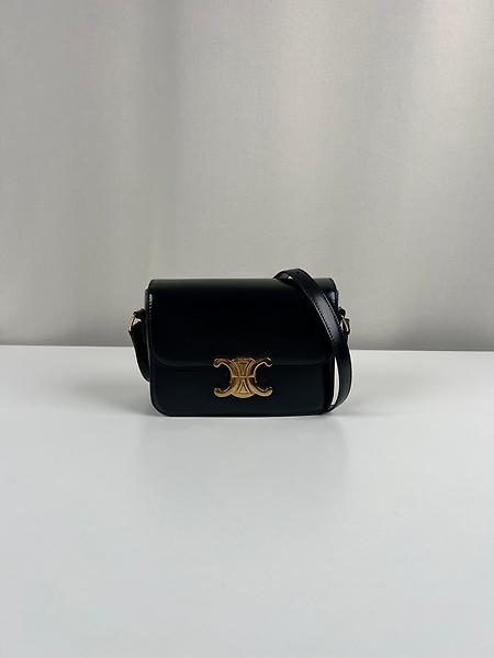 Sac bandoulière Céline Triomphe teen en cuir noir
