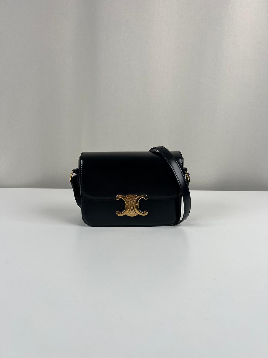 Sac bandoulière Céline Triomphe teen en cuir noir
