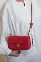 Sac bandoulière Chanel Mini Timeless en cuir rose - Photo 2