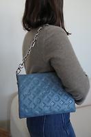 Sac Coussin en cuir bleu Louis Vuitton - Photo 2