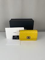 Sac Chanel bandoulière cuir jaune finitions dorées - Photo 2
