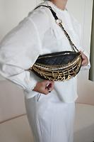 *RARE* Sac ceinture Chanel "All about Chains" cuir noir - Photo 2