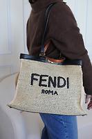 Fendi cabas Peekaboo tote moyen raphia - Photo 3