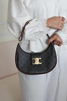 Sac Céline Ava Toile Triomphe porté épaule - Photo 3