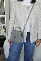 Sac bandoulière gris Cassandra de Saint Laurent - Photo 2