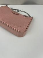 Sac Louis Vuitton Easy Pouch On Strap cuir épi rose - Photo 10