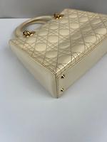Sac Lady Dior taille medium cuir verni beige vintage - Photo 10