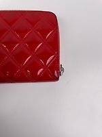 Portefeuille long Chanel en cuir verni rouge - Photo 7