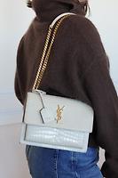 Sac bandoulière Sunset Saint Laurent en cuir beige embossé - Photo 2