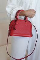 Sac Louis Vuitton Alma BB cuir épi rouge - Photo 2